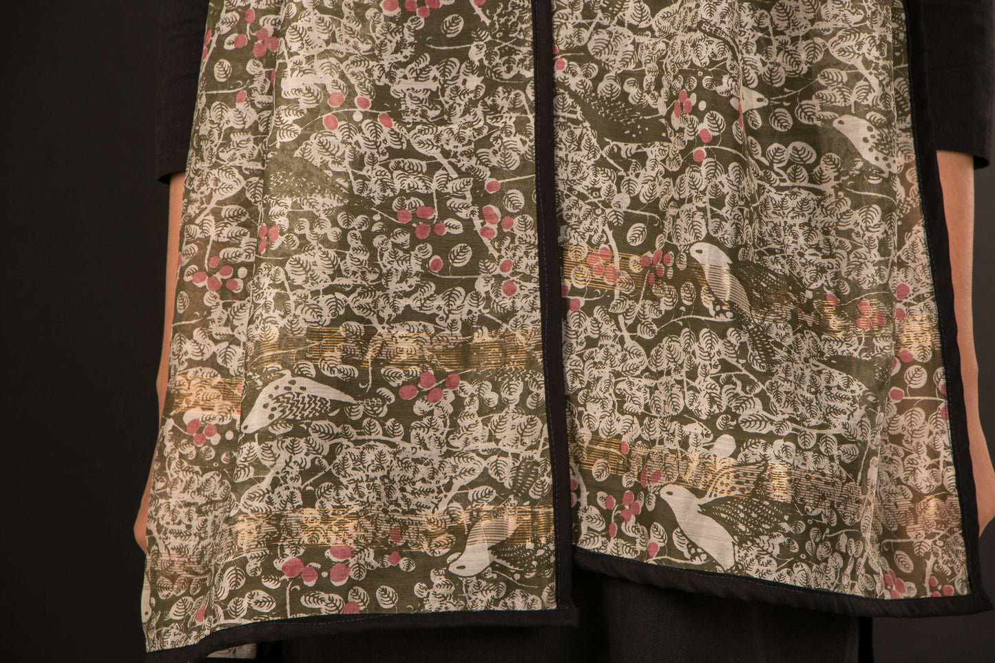 Maheshwari Silk Art Print Stole with Zari by Sutanu